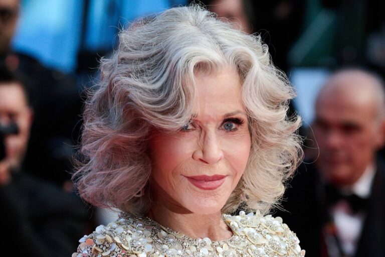 Jane Fonda slaví 88 let. Porazila rakovinu, odmítá stárnout a v posilovně stále strčí do kapsy i mladší