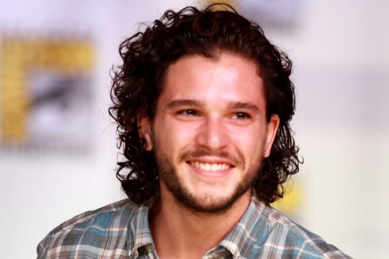 Hrdina ze Hry o trůny slaví 39. Kit Harington vyměnil alkohol za pleny a konečně našel klid