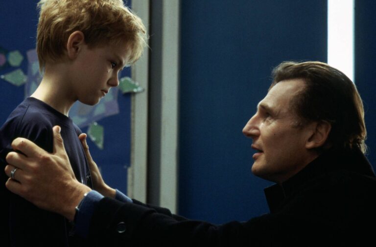 Malý Sam z Lásky nebeské je už pětatřicátník, stále ale vypadá jak kluk. Oženil se s ex nejbohatšího muže světa