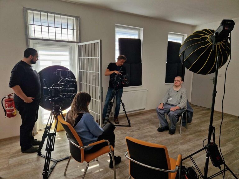 Bez lítosti 3: Chtěli, aby přispíval na domácnost, našel si práci a uklízel. Otce a sourozence ubodal dvě stě ranami