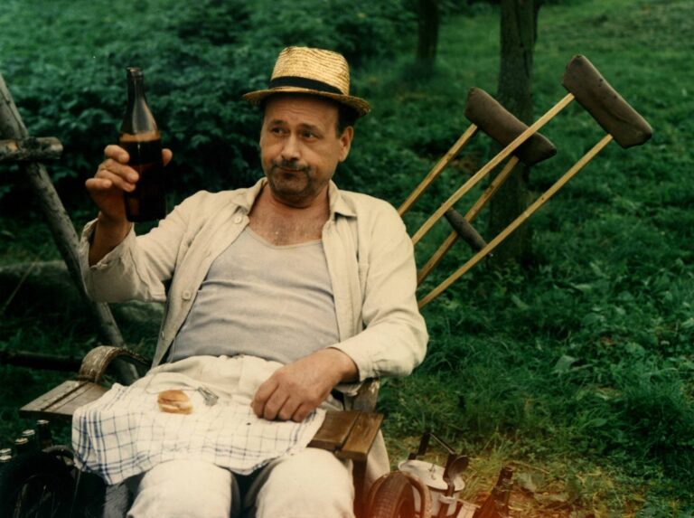 Na samotě u lesa: Menzel točil v slzách, Svěrák dostal omylem zaplaceno dvakrát a děda Komárek měl zemřít