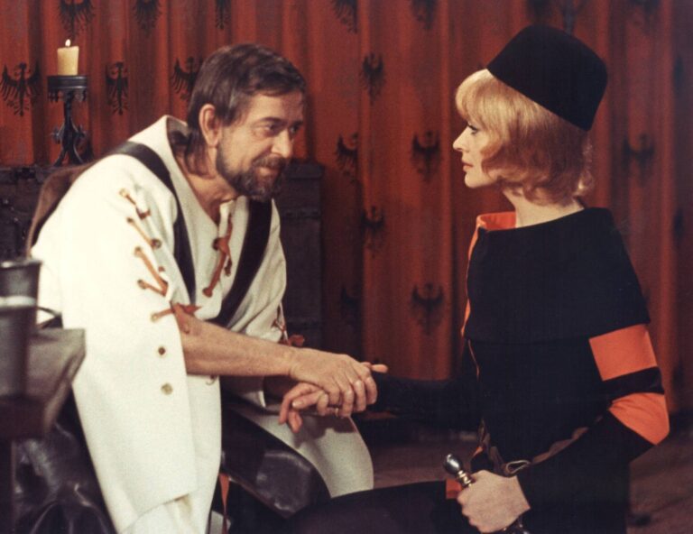 Film Noc na Karlštejně nám léta lže. Karel IV. ženy nevyháněl, spaly přímo v paláci