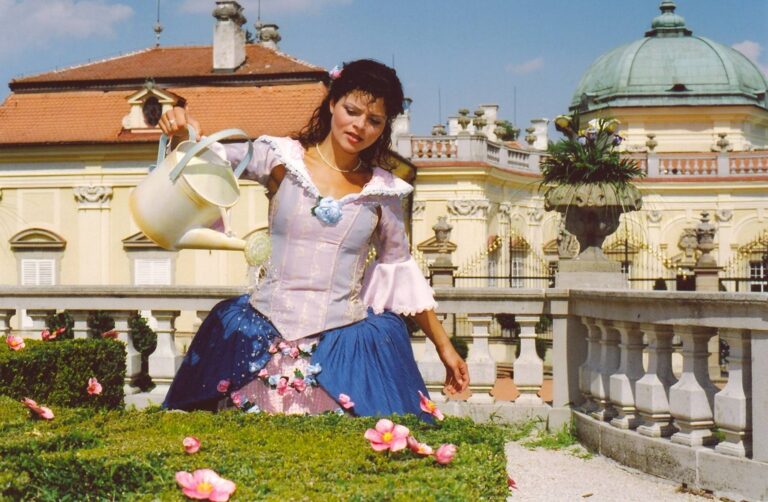 Komteska Julinka dospěla. Antonie Talacková žije s hercem ze seriálu Mladá krev, dělí je dvanáct let