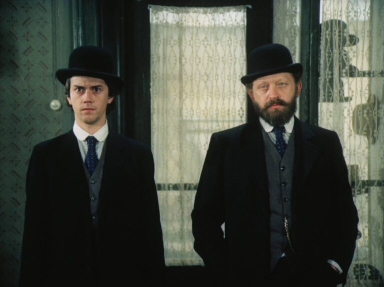 Slavný praktikant Hlaváček už dávno nehraje. Marek Brodský maluje hřbitovy a zbavuje se otcova dědictví