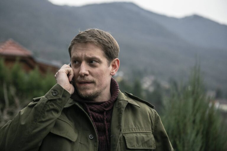 Štěpán Benoni utekl z Prahy. S manželkou herečkou žijí v lese, místo večírků hlídá Šumavu