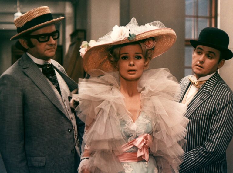 Zabil jsem Einsteina, pánové: Sovákův pád z jeřábu, alkoholové tahy a první selfie tyč na světě