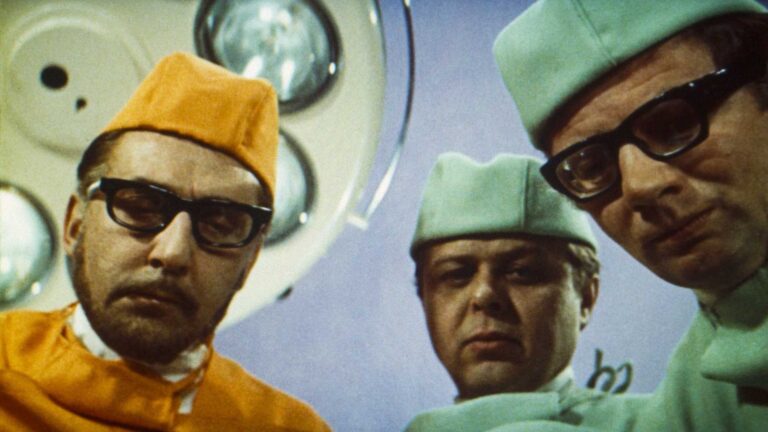 Pane, vy jste vdova: Janžurová jako druhá volba, Šimánka pokousali mravenci, cenzura a americký sen zničily tanky