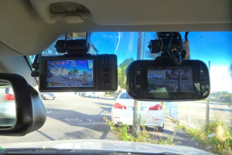 Past na řidiče s kamerou: Zveřejnění SPZ viníka nehody vyjde dráž než jeho přestupek