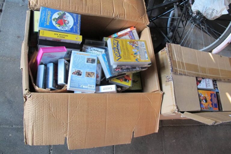 Na starých VHS lze vydělat tisíce. Sběratelé lační po českém rychlodabingu