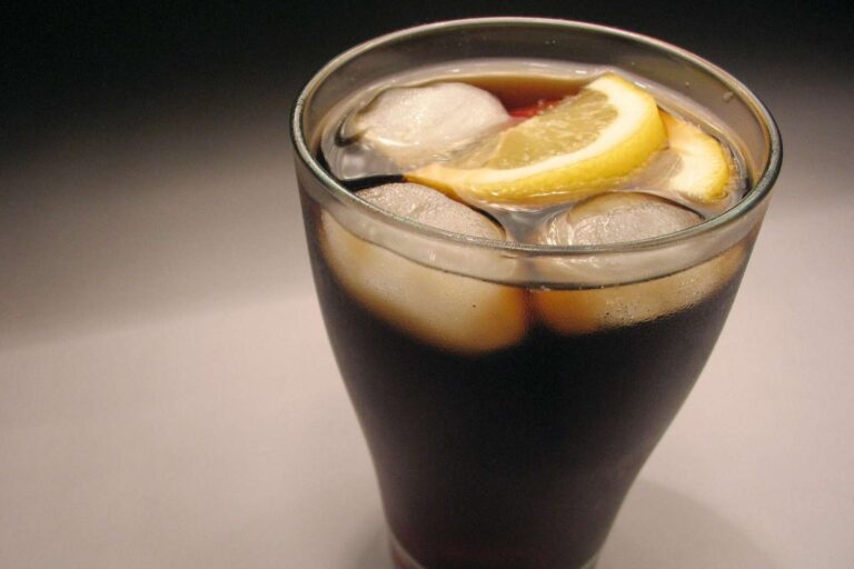 Denní pití coly namísto vody: U jednoho muže následoval prudký nárůst váhy a tlaku, u jiného případu smrt