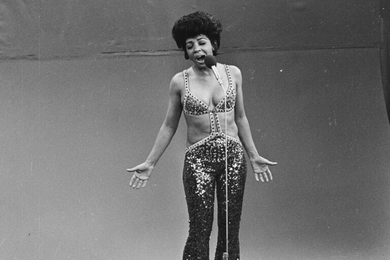 Zpěvačka z Bondovek Shirley Bassey slaví 89. Muži se jí báli, dcera zemřela za záhadných okolností