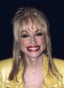 Dolly Parton v roce 2000, FOTO: Kingkongphoto & www.celebrity-photos.com from Laurel  Maryland, USA, CC BY-SA 2.0, via Wikimedia Commons