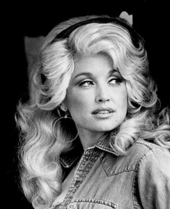 Dolly Parton v roce 1977, FOTO: RCA Records, Public domain, via Wikimedia Commons