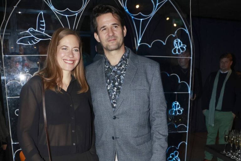 Zuzana Kajnarová v průhledné blůzce vyvedla manžela. Ona dělá keramiku, on chová prasata a vaří