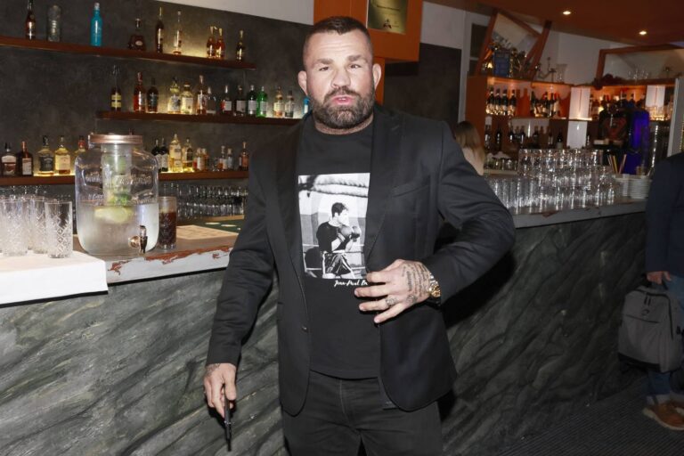 Karlos Vémola je opět na svobodě. Pohublý, se sešroubovanou čelistí a o 15 milionů chudší