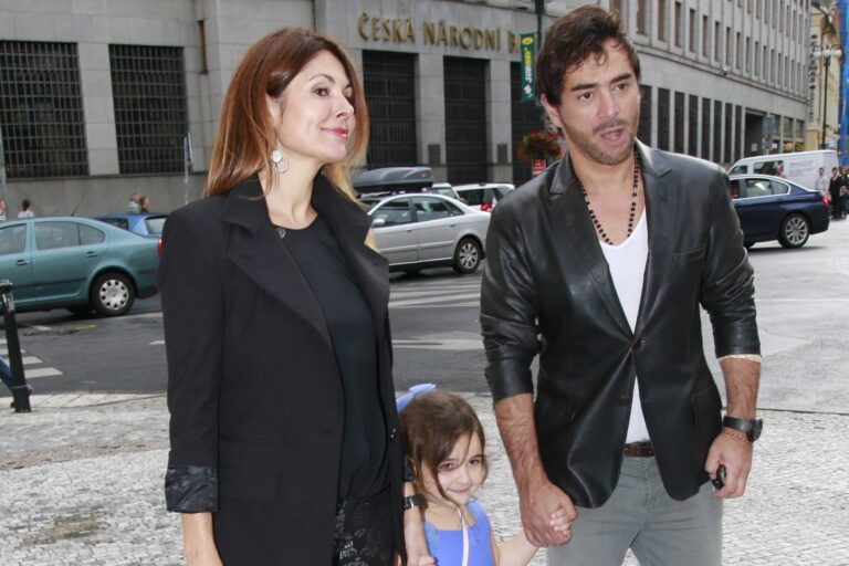 Sagvan Tofi ukázal své bydlení na Vinohradech. Vysoké stropy, starožitnosti a žena, kterou si 20 let nevzal