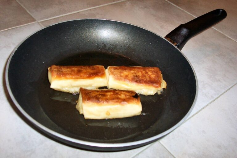 Škrábanec na teflonové pánvi není důvod k jejímu vyhození. České testy vyvrátily mýtus