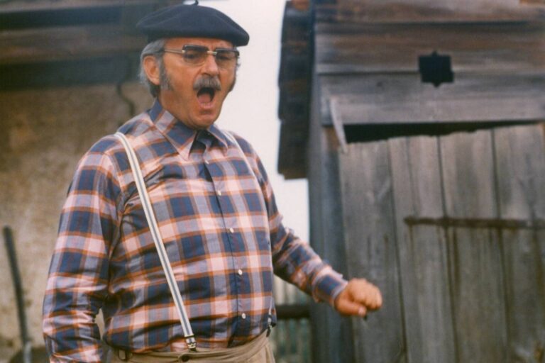 Smutný pohled na místa z Chalupářů. Humlův dům ztratil kouzlo, z hospody je továrna