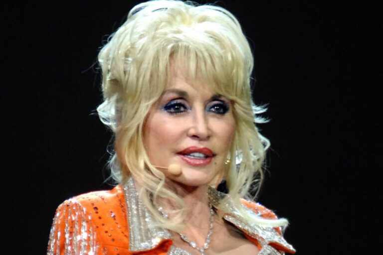 Královna country Dolly Parton slaví 80. Pro jistotu chodí spát nalíčená a chce pracovat až do smrti