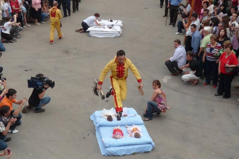 Španělská ruleta s novorozenci: Ďáblové ve žlutém skáčou přes děti, Vatikánu se to nelíbí