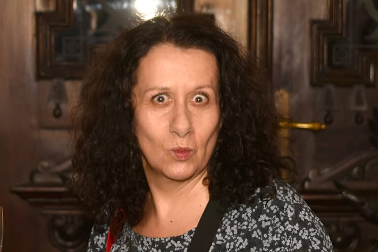 Ester Kočičková slaví 58. Chce si říkat Pes, má želví krk, ale kačera si nenapíchne