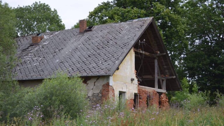 Soudce zapomněl, vrah se smál na svobodě. Roubalova Pohádka na Plzeňsku dnes chátrá