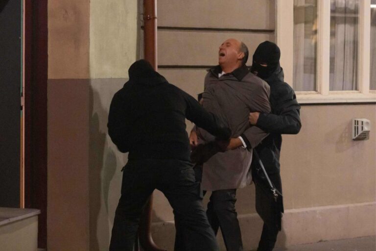 Pondělní Ulice: Napadený Koníček skončí v rukou záchranářů a Daniela s Denisem posunou svůj vztah Týně za zády