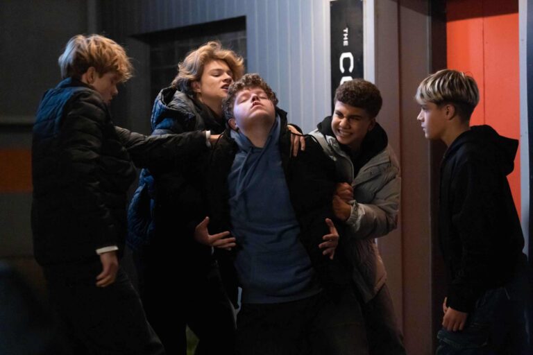 Čtvrteční Ulice: Krvavá bitka před Coolnou a tvrdý návrat ze zahraničí