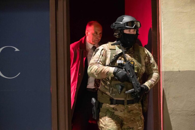 Ulice rozjíždí drama: Zásahovka, kritika starosty a Soňa v kostýmu koule