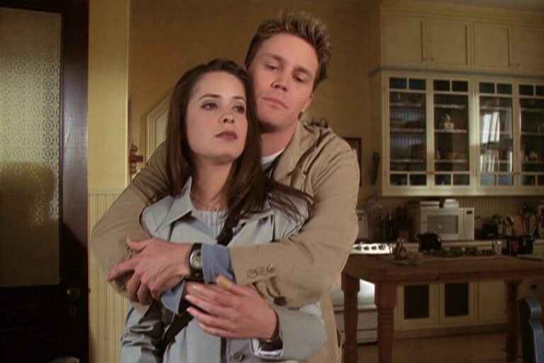 Světlonoš Leo z Čarodějek slaví 57. Někdejší krasavec je dnes strhaný muž, kterého zničil alkohol