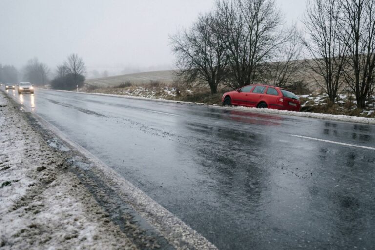 Oteplení jako past. Česko rozdělil teplotní zlom, řidiče čeká nebezpečná zkouška