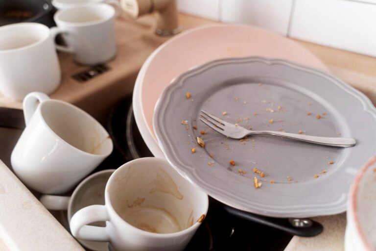 Odmáčení hrnců a nádobí ve dřezu přes noc je hazardem se zdravím