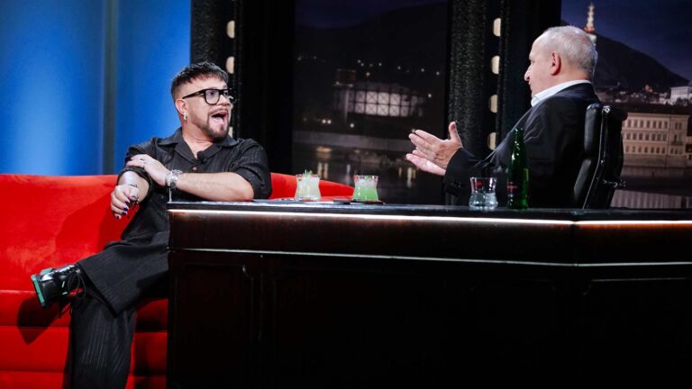 Show Jana Krause: Laffitův děda se dožil stovky, zabila ho koza, Csáková v divadlech skončila a s Miou o kundalini