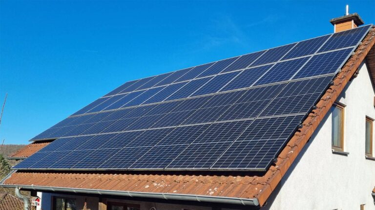 Fotovoltaika na střeše je málo. Sen o naprosté soběstačnosti stojí statisíce a naráží na fyziku