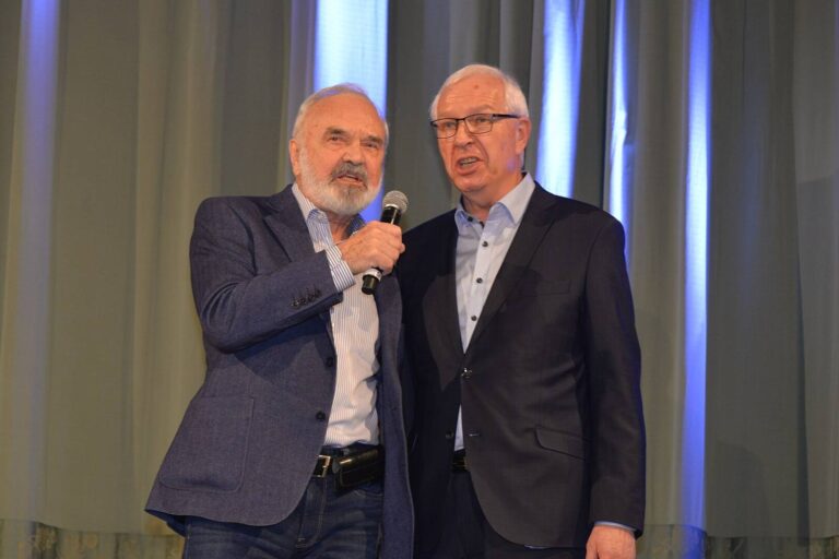 Jiří Drahoš slaví 77: Manželka jako rukojmí komunistů, otce mu zmrzačilo gestapo a láska k tvrdému rocku