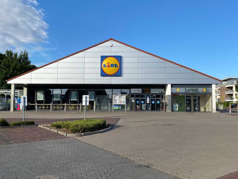 Falešné slevy a skryté zdražování. Soud u našich sousedů tvrdě klepl přes prsty oblíbenému obchodnímu řetězci