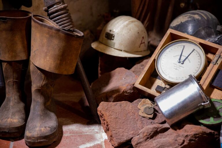 Ticho po 244 letech. Poslední havíři vyfárali, stroje a vybavení navždy pohřbí tma v kilometrové hloubce