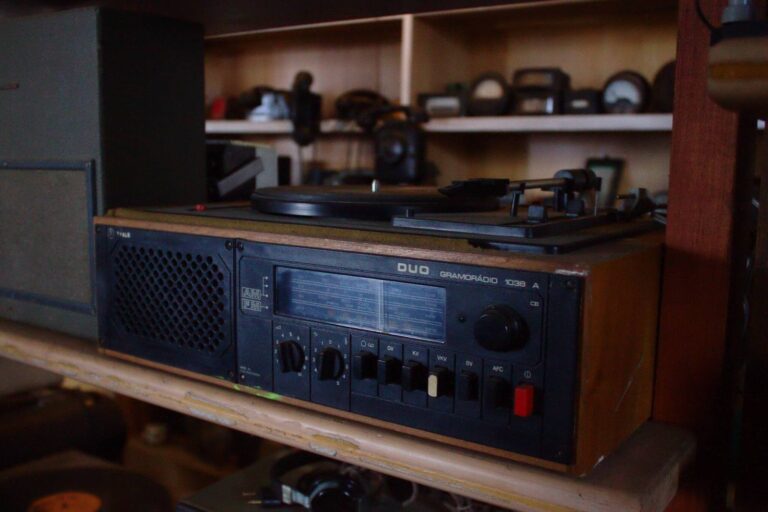 Poklady z půdy s logem Tesla. Stará elektronika z dob socialismu dnes na bazarech sype tisíce