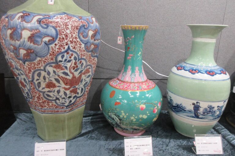 Starou čínskou vázu chtěli vyhodit, prodali ji za 400 milionů. Podobných případů přibývá