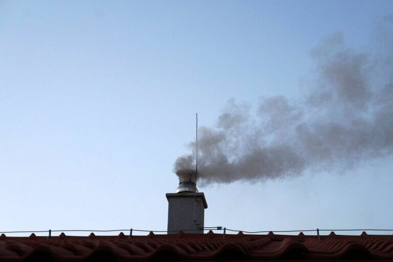 V Česku dál čmoudí statisíce starých kotlů. Lidé riskují udání od sousedů a pokuty