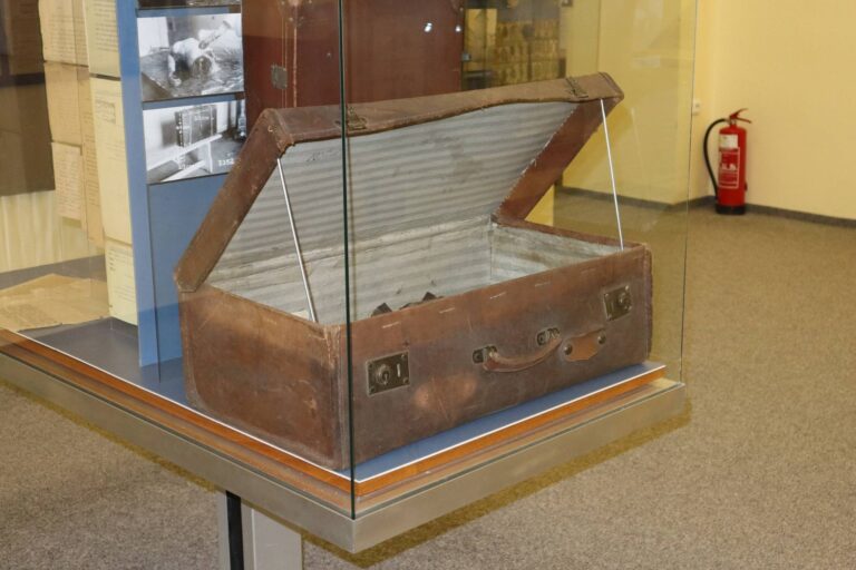 Záhada těla v kufrech z roku 1933 vyřešena. Historici po 90 letech ukázali na vraha v uniformě
