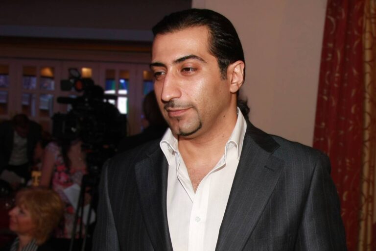 Ali Amiri ze SuperStar slaví 46 a míří k Sokolovi do Na lovu. Husté vlasy u něj vystřídala pleš a plnovous