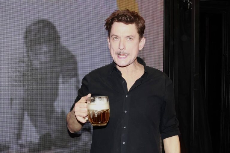 Tomáš Měcháček slaví 47. O svých dětech mluví jako o „imigrantech“ a v hospodě po něm chtějí půjčky