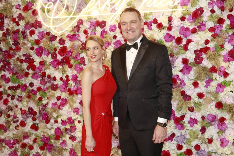 Radim Fiala z SPD vyvedl mladou manželku. Na plese zářila v červeném, kariéru začínala u Okamury