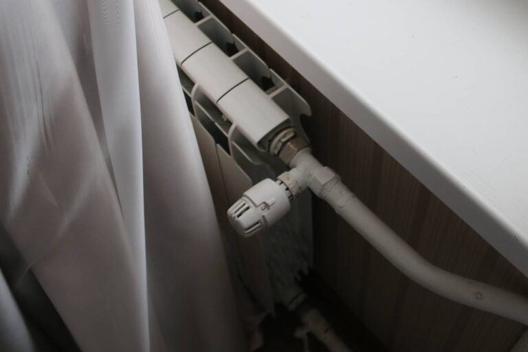 Teplota na 19 stupňů a vypnutý radiátor. Analytici popsali nejčastější chybu při snaze srazit rodinné výdaje