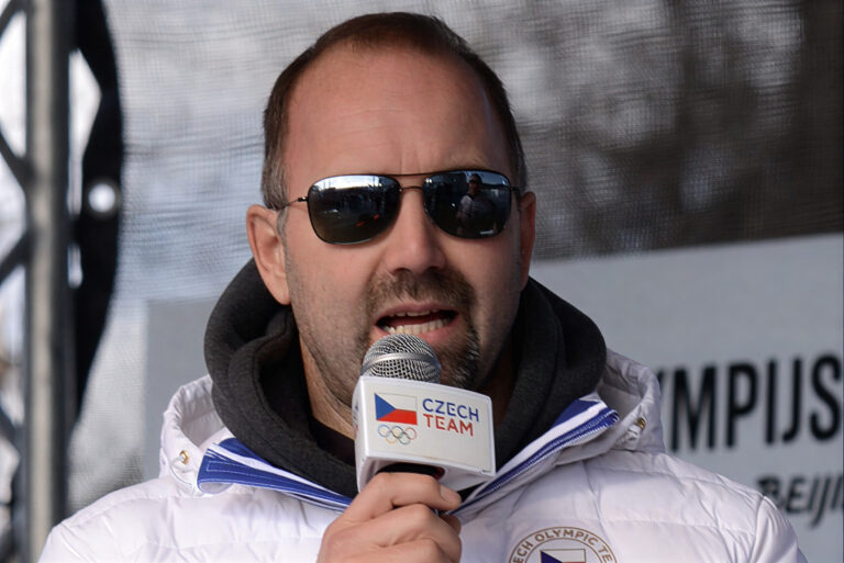 Aleš Valenta slaví 53 a vrací se na olympiádu. Jeho manželství s krásnou moderátorkou je v šoubyznysu raritou