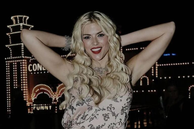 Ve 26 letech si vzala 89letého miliardáře na vozíku, ale ostrouhala. Anna Nicole Smith zemřela mladá a bez peněz