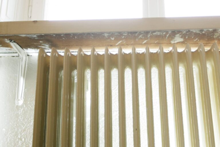 Fólie za radiátory pomohou ušetřit za energie. Většina lidí je ale lepí tam, kde jsou k ničemu