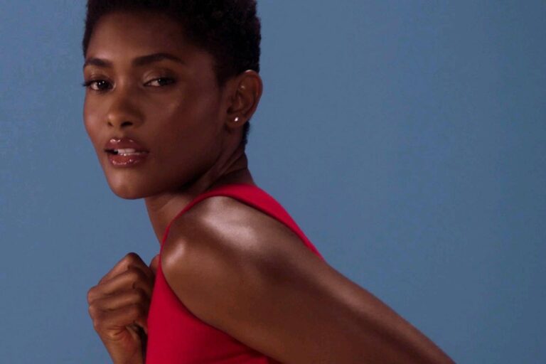 Brazilská herečka se odvázala na premiéře. Odhalený hrudník a zlatá slunce místo podprsenky