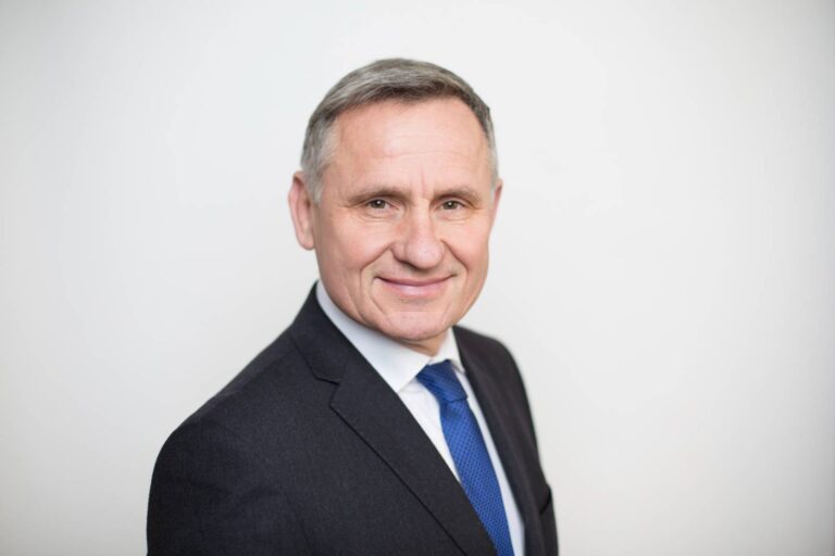 Rebel ze Vsetína slaví 67 let. Jiří Čunek vystěhoval Romy, vyhrál volby a dál provokuje šéfy